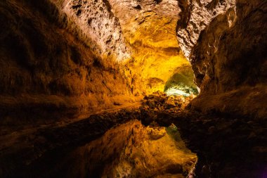 Cueva de Los Verdes Lanzarote adasında ziyaret etmek için bir yer.