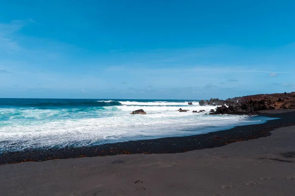 Una vista de una playa de Lanzarote, Islas Canarias, España . —  Fotos de Stock