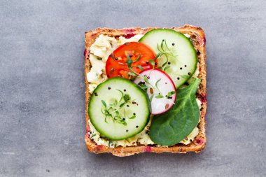 Krem peynirli, sebzeli ve salamlı sandviç..