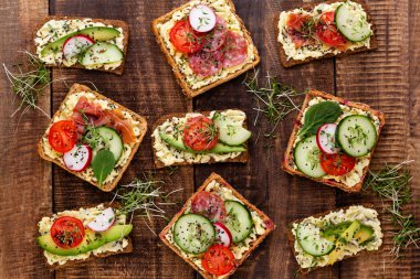 Krem peynirli, sebzeli ve salamlı sandviç..