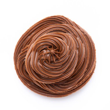 Beyaz arka planda izole edilmiş çikolata kremi. Düz yatıyordu.