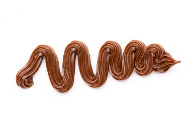 Beyaz arka planda izole edilmiş çikolata kremi. Düz yatıyordu.