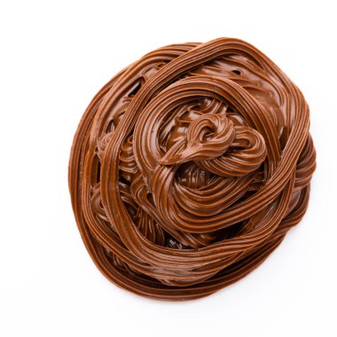 Beyaz arka planda izole edilmiş çikolata kremi. Düz yatıyordu.