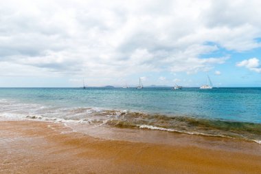 Güzel sahil manzarası ve tropikal Lanzarote denizi. Canar