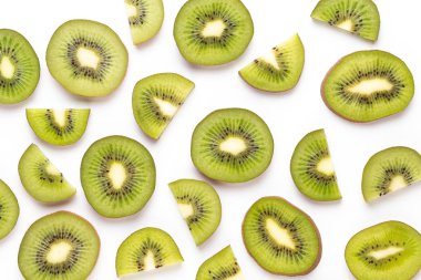Beyaz arka planda Kivi meyveleri dilimleri.