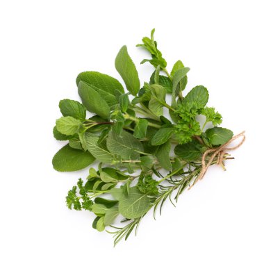 Baharatlı bitkisel yapraklar ve beyaz arka planda kırmızı biber. Vegeta