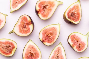 Beyaz arka plan üzerinde izole incir meyve. Üstten Görünüm. Düz yatıyordu patt