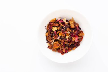 Beyaz arka planda bitki çayı. Üst görünüm.