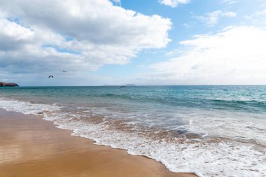 Güzel sahil manzarası ve tropikal Lanzarote denizi. Canar