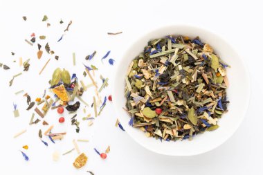 Beyaz arka planda bitki çayı. Üst görünüm.