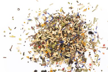 Beyaz arka planda bitki çayı. Üst görünüm. 