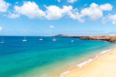 Güzel sahil manzarası ve tropikal Lanzarote denizi. Canar
