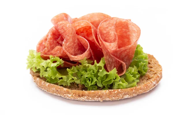 Sandwich con salsiccia di prosciutto su sfondo bianco . — Foto Stock