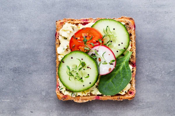 Krem peynirli, sebzeli ve salamlı sandviç..