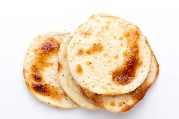 Flatbreads. Arap beyaz arka plan üzerinde izole ekmek.