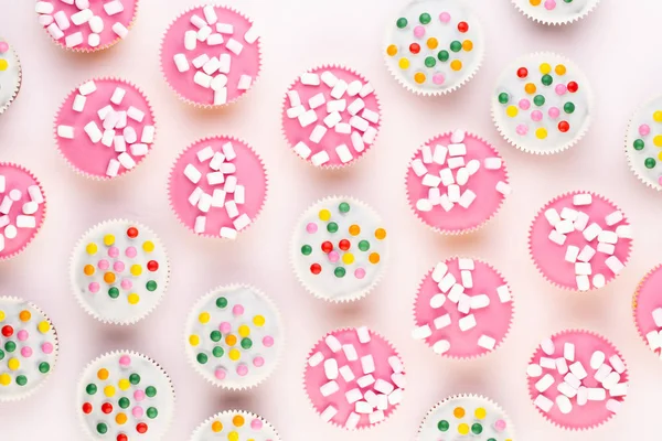 Beyaz arkaplanda renkli kekler. 