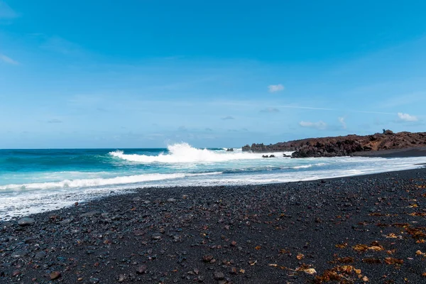 Una vista de una playa de Lanzarote, Islas Canarias, España . —  Fotos de Stock