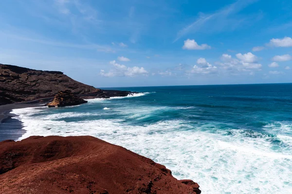 Una vista de una playa de Lanzarote, Islas Canarias, España . —  Fotos de Stock