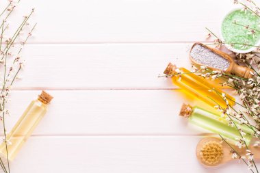 Pastel taşralı spa setiyle güzellik ve aromaterapi konsepti