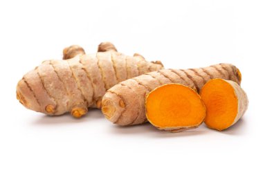 beyaz arkaplanda zerdeçal izole edildi