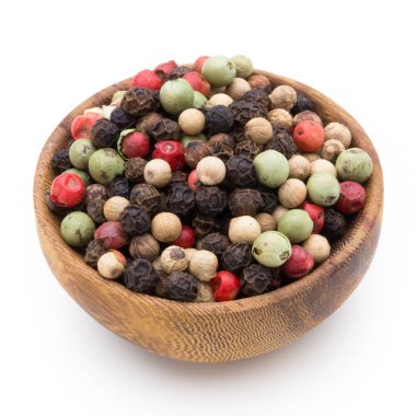 Beyaz zemin üzerine kaşık biber karışımı tohum.