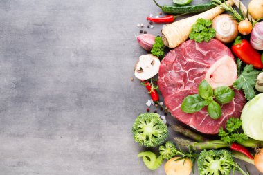 Sebze ve baharat ile çiğ taze et antrikot biftek.