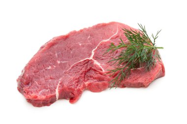 Taze çiğ dana biftek üzerine beyaz izole.