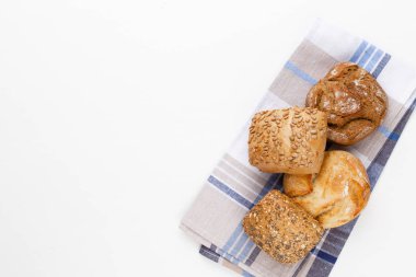 Ahşap arka planda altın kırsal ekmek ve çörekler