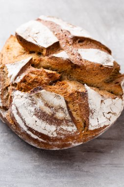 Ahşap arka planda altın kırsal ekmek ve çörekler