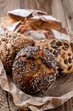 Ahşap arka planda altın kırsal ekmek ve çörekler