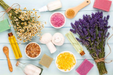 Yetiştirme ürünleri ve beyaz ahşap şeritte taze lavanta buketi.