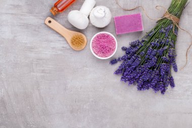 Yetiştirme ürünleri ve beyaz ahşap şeritte taze lavanta buketi.