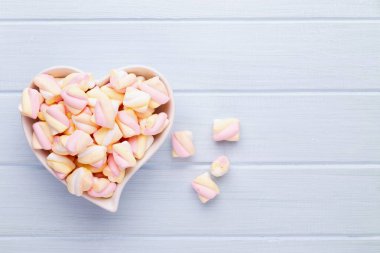 Marshmallow boşaltmak mavi zemin üzerine. Düz yatıyordu veya üst 