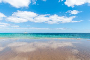 Güzel sahil manzarası ve tropikal Lanzarote denizi. Canar