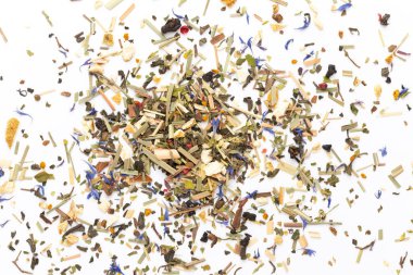 Beyaz arka planda bitki çayı. Üst görünüm. 