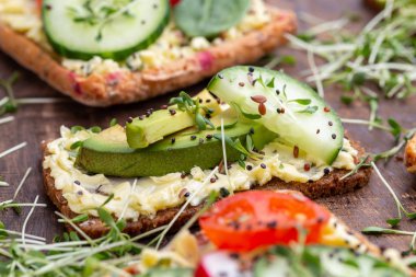 Krem peynirli, sebzeli ve salamlı sandviç..