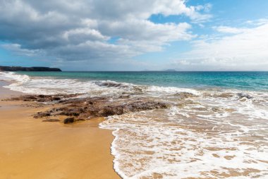 Güzel sahil manzarası ve tropikal Lanzarote denizi. Canar