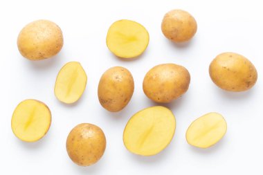 Beyaz arka planda izole edilmiş patatesler. Düz yatıyordu. Üst görünüm.