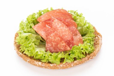 Beyaz arka planda salamlı sandviç..