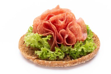 Beyaz arka planda jambonlu sandviç..