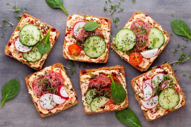 Krem peynirli, sebzeli ve salamlı sandviç.. 