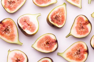 Beyaz arka plan üzerinde izole incir meyve. Üstten Görünüm. Düz yatıyordu patt