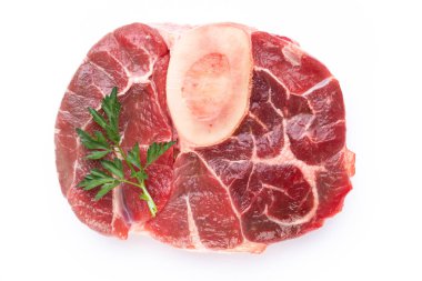 Beyaz arka planda taze çiğ biftek izole edilmiş..