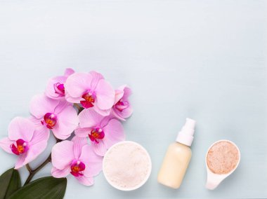 Deniz tuzu, aromaterapi yağı şişelerde ve orkide antika ahşap.