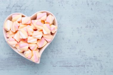 Marshmallow boşaltmak mavi zemin üzerine. Düz yatıyordu veya üst 