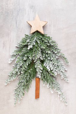 Noel ağacı dümdüz yatıyordu.