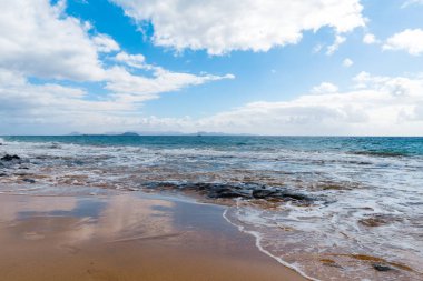 Güzel sahil manzarası ve tropikal Lanzarote denizi. Canar