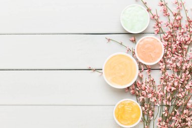 Bahar tebrik kartı, mercan rengi çiçekler üzerinde pastel b yaşayan