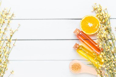 Pastel taşralı spa setiyle güzellik ve aromaterapi konsepti