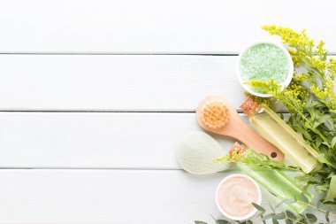 Pastel taşralı spa setiyle güzellik ve aromaterapi konsepti